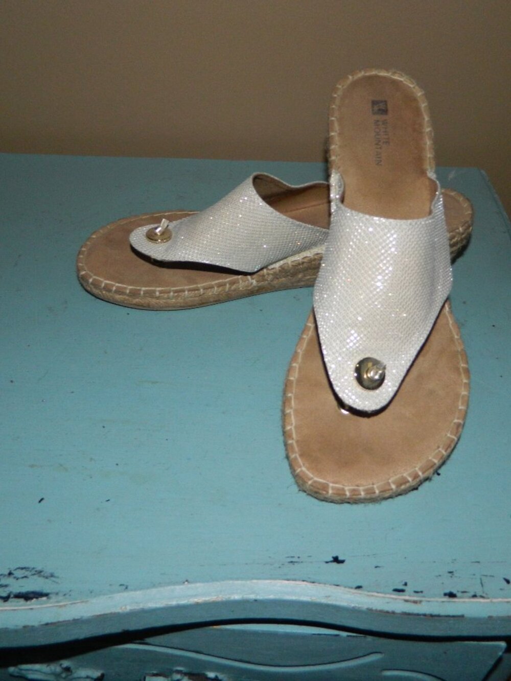 White Mountain BEACHBALL Glitter Thong Wedge Heels Size 9.5M White